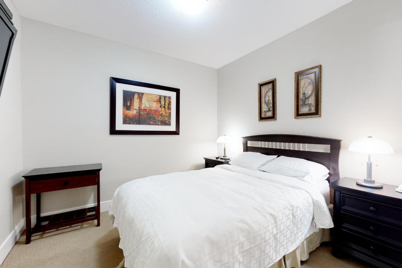 Sunset Waterfront Resort By Discover Kelowna Resort Accommodations Exteriér fotografie